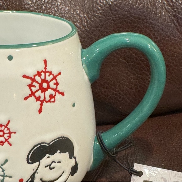 Snoopy Charlie Brown Lucy & Snowflakes Tear Drop Style Peanuts Christmas Mug - Picture 3 of 10
